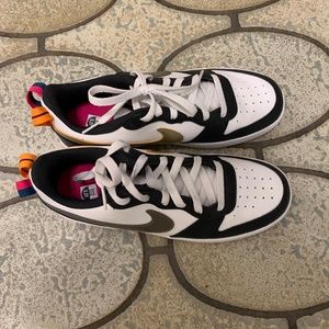 Nike borough boys size 6.5, womens size 8